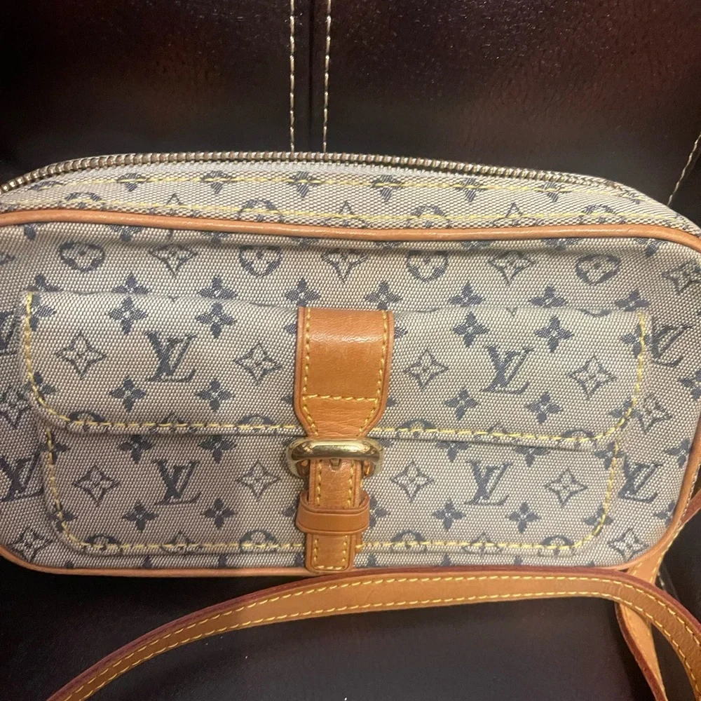 Louis Vuitton Beige Monogram Crossbody with Tan Leather Trim - Picture 3 of 10